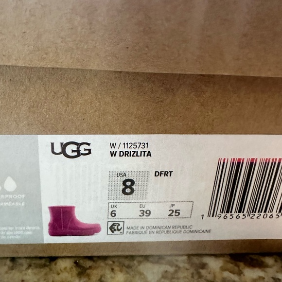 Woman’s Uggs size 8 - Picture 3 of 4